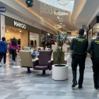 La Guardia Civil patrulla por el centro comercial Río Shopping - E.M.