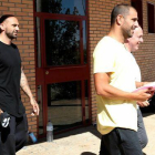 Raúl Bravo, a la izquierda, junto a Carlos Aranda tras salir de la cárcel.-E. M.
