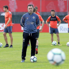 Sergio, pensativo durante el entrenamiento del miércoles del Real Valladolid.-J.M. LOSTAU