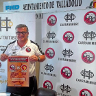 Paco García muestra durante su rueda de prensa de ayer el cartel del torneo.-CBCV