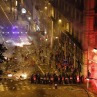 Enfrentamientos entre radicales y policías en la Via Laietana, en Barcelona.-FERRAN NADEU