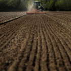 Un agricultor salmantino realiza varias labores agrarias en plena sementera, en una parcela cercana a la capital.-ENRIQUE CARRASCAL