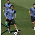 Enzo Zidane, junto a Cristiano y Benzema en el entrenamiento de este lunes en Valdebebas.-EFE