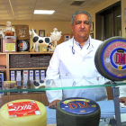 Luis Martín, gerente de Ilbesa, muestra algunos de los quesos que fabrican en Benavente.-J. L. C.