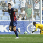 Melero, atacante del Huesca, celebra el único gol del partido mientras Masip se encuentra de rodillas al lado del balón.-LOF