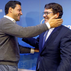 El nuevo portavoz parlamentario, Raún de la Hoz, con el presidente del PP de Castilla y León, Alfonso Fernández Mañueco.-J.M.LOSTAU