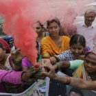 Mujeres indias celebran la muerte de cuatro sospechosos de violar y matar a una mujer en Shadnagar, el viernes 6 de diciembre del 2019, el mismo día en que falleció otra joven violada que fue quemada al ir a testificar.-AP PHOTO / AJIT SOLANKI