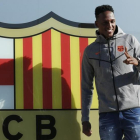 Yerry Mina posa ante el escudo del club.-AFP