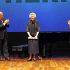 Juan Vicente Herrera y Adriana Ulibarri aplauden a Margarita Morais, en el momento de la entrega del Premio de los Valores Humanos del Diario de León.-RAMIRO