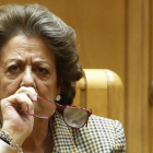 Rita Barberá, en su escaño del Senado.-AGUSTÍN CATALÁN