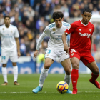 Vallejo marca a Muriel, durante el último Real Madrid-Sevilla.-ALBERTO DI LOLLI