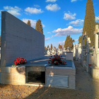 Estado en que se encuentra el monumento en memoria de los represaliados de la Guerra Civil en el cementerio del Carmen.-ARMH