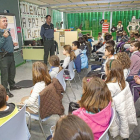 Dos agentes de la Guardia Civil en el colegio Puente de Siamancas-Pablo Requejo