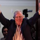 Pedro Pablo Kuczynski se  dirige a sus seguidores  tras conocerse los primeros resultados, el domingo en Lima.-EFE / MARTIN ALIPAZ