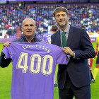 Suárez hace entrega a Luis César una camiseta conmemorativa por sus 400 partidos en Segunda.-J.M. LOSTAU