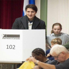 El primer ministro de Canadá, Justin Trudea, emitiendo su voto electoral.-AFP
