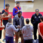 Lamont Barnes es recibido por sus nuevos compañeros en Pisuerga.-J.M. LOSTAU