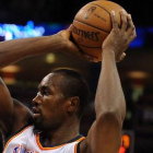 El ala-pívot de los Thunder, Serge Ibaka, sujeta el balón durante el encuentro.-Foto:   USA TODAY / MARC D. SMITH
