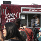 Varios jóvenes hacen cola en Brooklyn frente al camión que promociona los vinos de Ribera y Rueda.-El Mundo