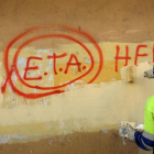 Un operario borra una pintada en la que aún se puede leer ETA, en una imagen de archivo.-REUTERS