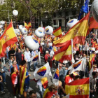 Cabecera de la manifestación constitucionalista celebrada por el 12 de octubre en el centro de Barcelona.-JORDI COTRINA