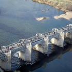 Foto aérea del Puente de Cabezón, durante una concentración que solicitaba a la Junta la construcción de un nuevo paso sobre el río Pisuerga.-PHOTOGENIC