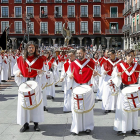 La banda de la cofradía Nuestro Padre Jesús Resucitado, María Santísima de la Alegría y Las Lágrimas de San Pedro , alumbra el paso  a su llegada a la Plaza Mayor.-J.M.LOSTAU