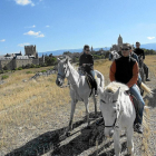Varios turistas disfrutan de una actividad a caballo durante una escapada rural.-ICAL