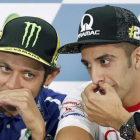 Andrea Iannone, a la derecha, dialoga con Valentino Rossi.-EFE / ANDREU DALMAU
