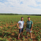 Alberto y Alejandro Rebollo en su explotación de regadío en la localidad leonesa de Laguna de Negrillos (León), en el Páramo Bajo, una de las zonas más damnificadas este año.-E. M.