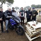 Un grupo de aficionados a las motos calienta motores en la antigua Hípica Militar.-J. M. LOSTAU