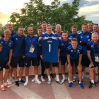 La selección de Islandia posa con una camiseta con el nombre de Ikeme, portero de Nigeria que sufre leucemia.-INSTAGRAM JONDADI