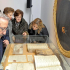 Visitantes del Museo de las Ferias de Medina del Campo observan una vitrina con ejemplares de los siglos XV y XVI-Santiago