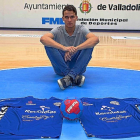 Serrano posa delante de las camisetas de su nuevo equipo sobre el parqué de Huerta del Rey.-EL MUNDO