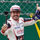 Fernando Alonso se autofografía tars ganar, ayer, las 24 Horas de Le Mans.-EFE / EDDY LEMAISTRE