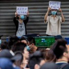 Varios jóvenes piden la libertad de los manifestantes detenidos acusados de revuelta, este miércoles frente al juzgado.-ISAAC LAWRENCE (AFP)