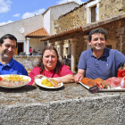 Agustín y Susana, junto a José Manuel Calvo (derecha), el carnicero de Villar de la Yegua, en el patio del centro social y restaurante.-ARGICOMUNICACIÓN