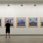 Un hombre contempla las fotografías de González en Alcocero de Mola, Valladolid, Santoña, Labajos y Puerto del Pico.-JOSÉ C. CASTILLO
