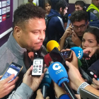 Ronaldo Nazario, en la zona mixta de Zorrilla, rodeado de micrófonos y grabadoras de los periodistas.-A. ALVARADO