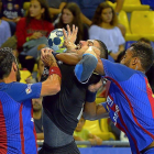 El vallisoletano Roberto Pérez es agarrado y frenado por los azulgranas Sorhaindo y Valero Rivera Jr.-PHOTO-DEPORTE
