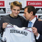 Butragueño presenta a Martin Odegaard, de 16 años, en Madrid.-Foto: AP / ANDRÉS KUDACKI