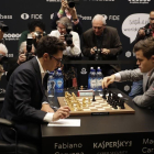 Caruana y Carlsen, durante la 12a y última partida del duelo a ritmo clásico, en el Mundial de Londres.-