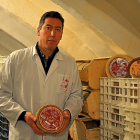 Pablo Alonso  muestra uno de sus quesos en la bodega de conservación. Se realizan con leche de oveja seleccionada. La empresa familiar tiene 50 años de historia.-H.M.