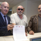 Juan Antonio Martín Mesonero (I), presidente de CONFAES, José Luis Hernández (C), Secretario general de UGT y Emilio Pérez, Secretario General de CCOO, solicitan al alcalde de Salamanca que convoque la mesa de Diálogo Social-Ical