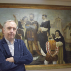 Fernando Manero, frente al cuadro ‘Ejecución de los Comuneros de Castilla’ en el Ayuntamiento de Villalar de los Comuneros.-ARGICOMUNICACIÓN