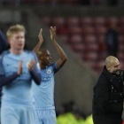 Guardiola felicita a Agüero (a la derecha) al final del partido.-LEE SMITH