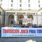 Concentración de algunos trabajadores a la puerta del Ministerio para protestar por el acuerdo del carbón.-ICAL