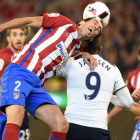 Godín, defensa uruguayo del Atlético, despeja un balón ante Janssen.-AFP / SAEED KHAN