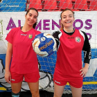 Bea Puertas yTeresa Álvarez posan con un balón en Huerta delRey.-E. M.