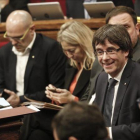 El presidente de la Generalitat, Carles Puigdemont, durante la sesión de control en el Parlament.-JULIO CARBO
